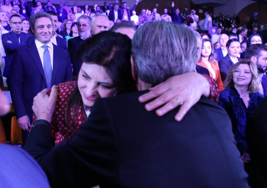 FOTO/ Përqafimi me Topallin, Berishës i rezervohet një pritje entuziaste