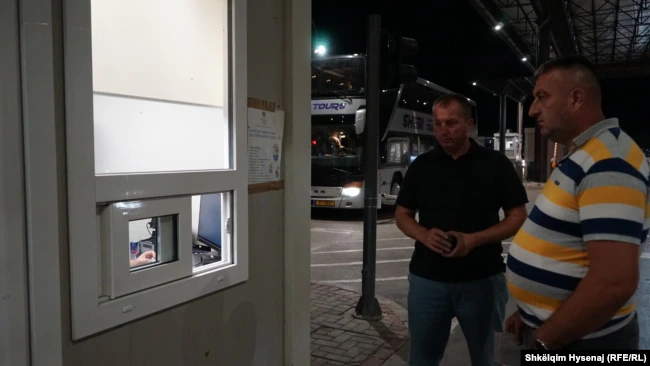 Flasin qytetarët serbë që po pajisen me fletëdeklarime kur po hyjnë në Kosovë