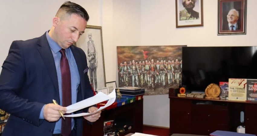 Ministri i Mbrojtjes: Serbia po përkëdhelet në mënyrë absurde nga Bashkimi Evropian