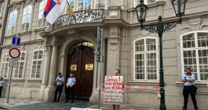 Aktivistë çekë mbështesin Kosovën, protestojnë para ambasadës së Serbisë
