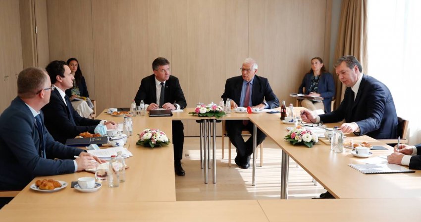 Borrell fton Kurtin dhe Vuçiqin në Bruksel për vazhdimin e dialogut