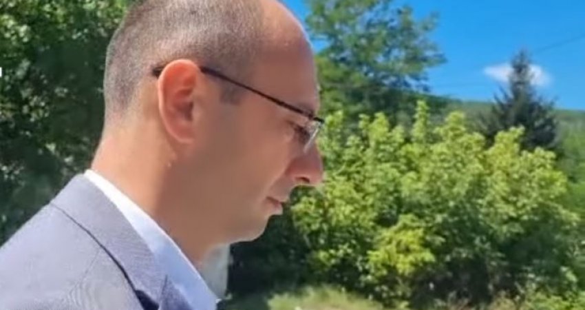 Igor Simiq “bombardohet” me pyetje nga gazetarja serbe: Mos më mundoni