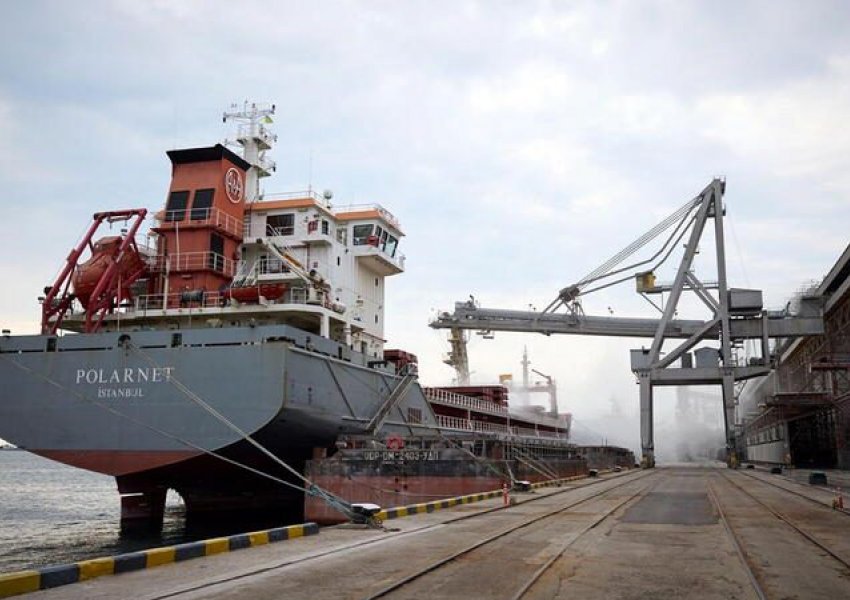 Një anije me grurë pritet të largohet çdo ditë nga portet e Ukrainës