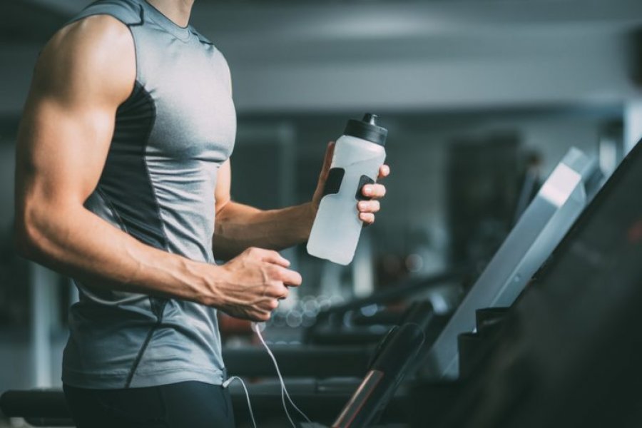 Sa ujë duhet të pini në ditë për të rritur masën muskulore?