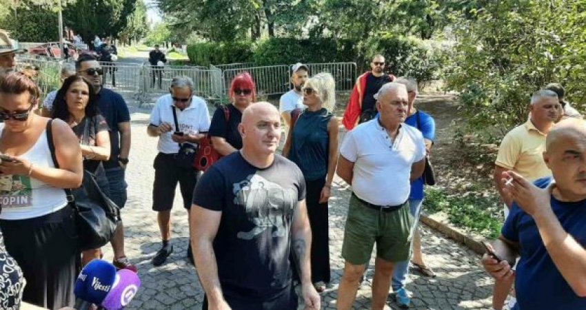 Nisin protestat, partia e Gjukanoviqit mobilizohet për rrëzimin e Abazoviqit