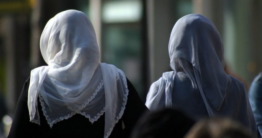 Kosova, vendi ku burrat kërkojnë të lejohet shamia në shkolla e gratë heshtin