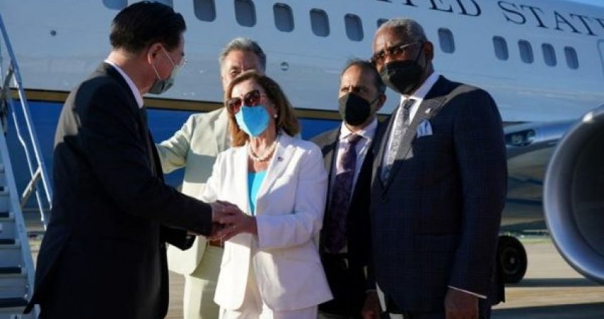 Pas tërbimit kinez, Pelosi largohet nga Tajvani