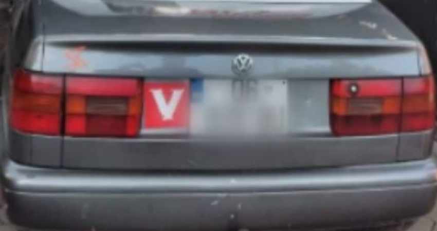 E mban 2 mijë euro: Taksisti e qet në shitje veturën me mbishkrime të VV-së