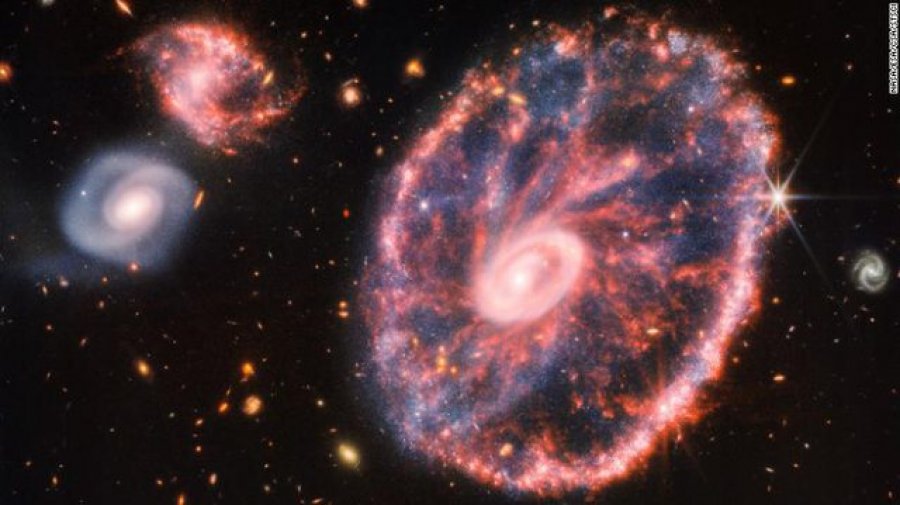FOTO/ Një lloj i rrallë galaktike, teleskopi i fuqishëm sjell pamjet e reja nga hapsira
