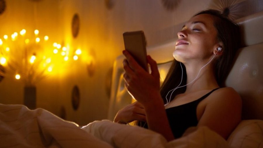 Dëgjimi i muzikës para gjumit sjell përfitime