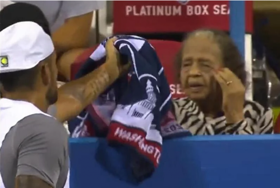 VIDEO/ Kyrgios goditi me top një grua të moshuar në tribunë, tenisiti i kërkoi falje dhe i bëri një dhuratë