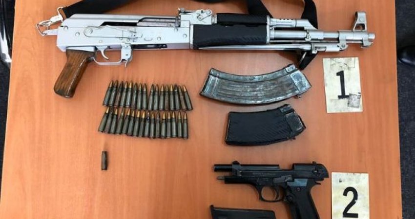 Policia sekuestron një kallashnikov dhe dy pistoleta në Malishevë, tre të dyshuar arrestohen
