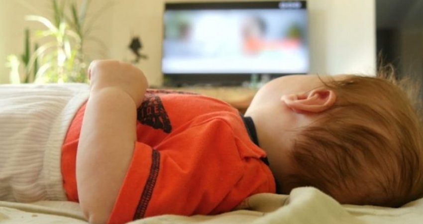 Nëse i vini fëmijët në gjumë duke parë televizor, do të ketë pasoja shëndetësore në të ardhmen
