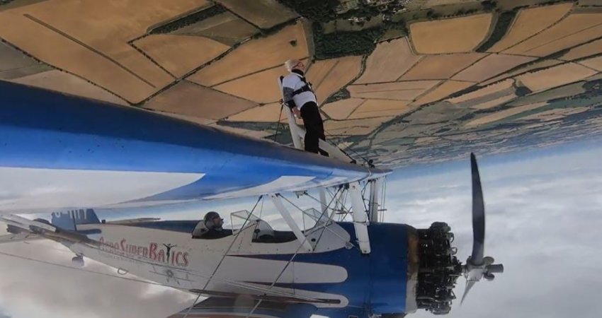 Pensionistja sfidon moshën, 93-vjeçarja ngjitet në qiell e lidhur në krahët e avionit