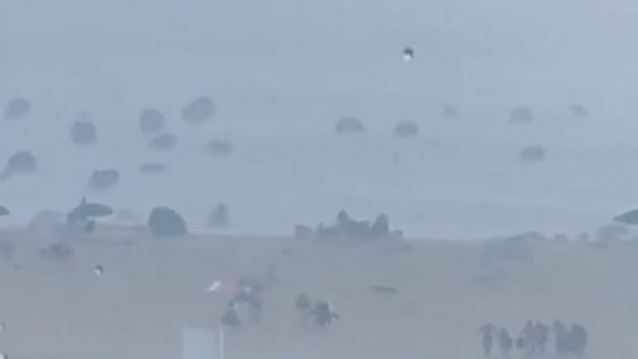 Një stuhi ‘apokaliptike’ të premten bëri që çadrat në një plazh të Delaware të fluturojnë duke përfunduar në oqean