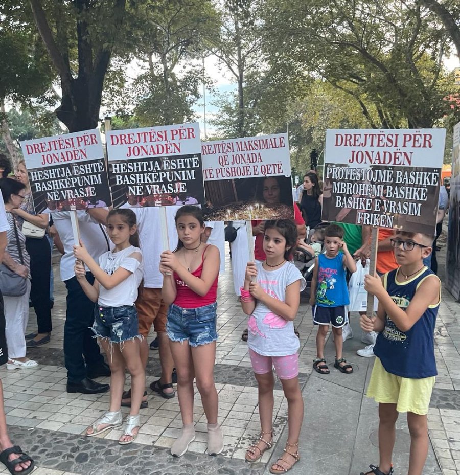FOTOLAJM/ Berisha: Fëmijët në protestë për vrasjen e vogëlushes Jonada
