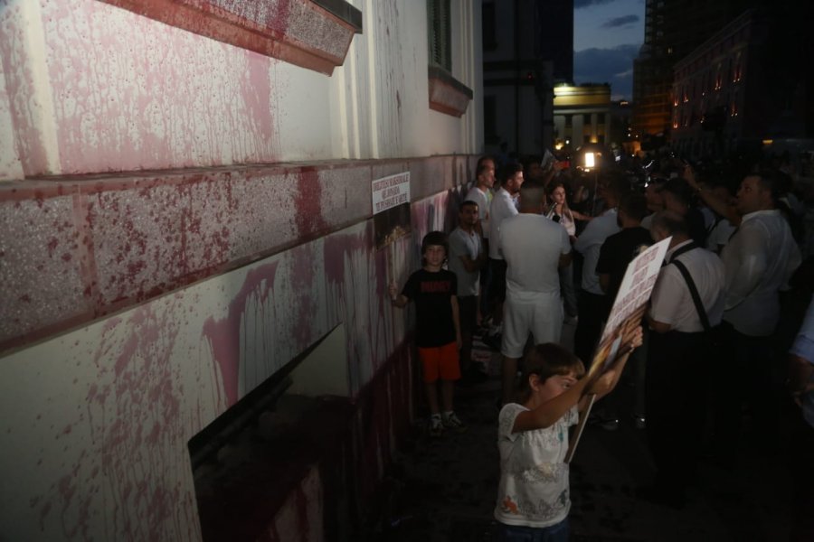 FOTO/ Protestuesit lyejnë me ‘gjak’ Ministrinë e Brendshme