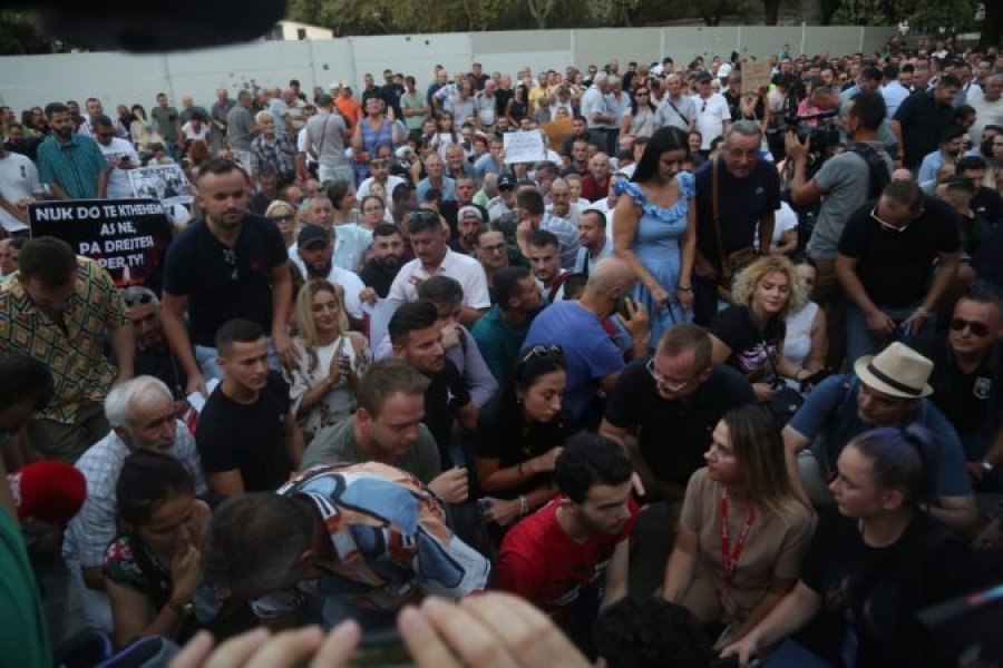 'Drejtësi për Jonadën'/ Protestuesit afrohen te dyert e Ministrisë së Brendshme