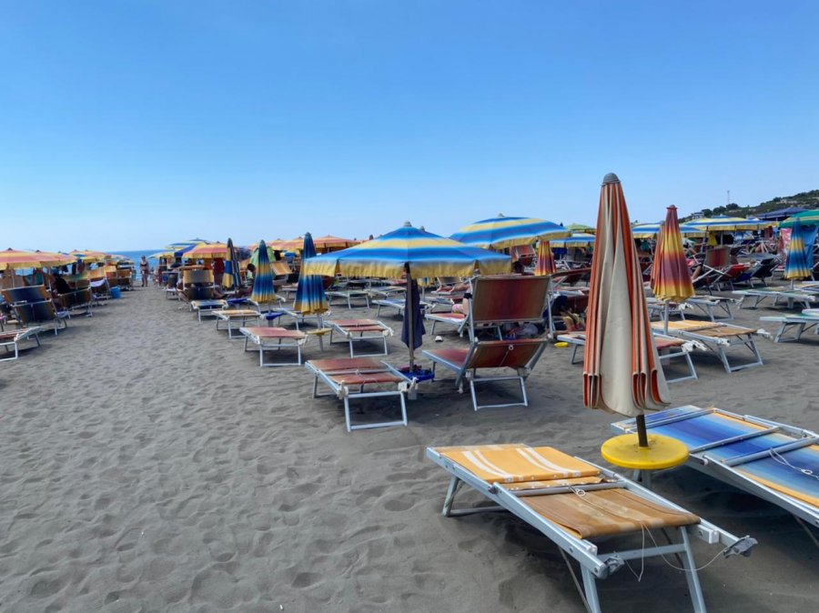 Rritja e çmimeve dhe rënia e euros, 'boshatiset' plazhi i Shëngjinit