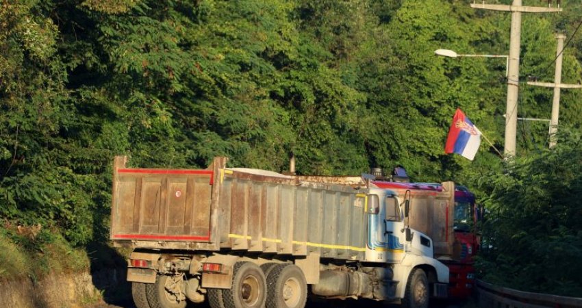 Kamionët e kujt janë përdorur për barrikada në veri të Kosovës?