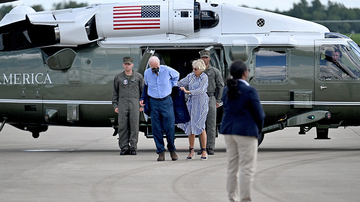 VIDEO/ Joe Biden përpiqet të veshë xhaketën por nuk ja del dot, ndihmohet nga Zonja e Parë