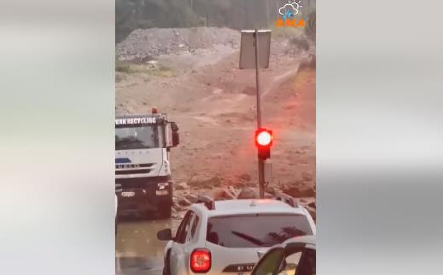 VIDEO/ 'Çmendet' moti në Itali, rrugët kthehen në lumenj, uji merr përpara makinat