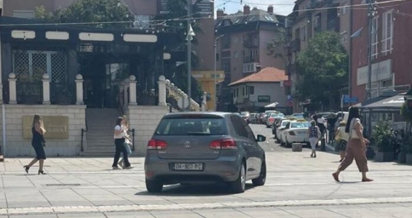 04-shi futet me veturë në mes të sheshit në Prishtinë