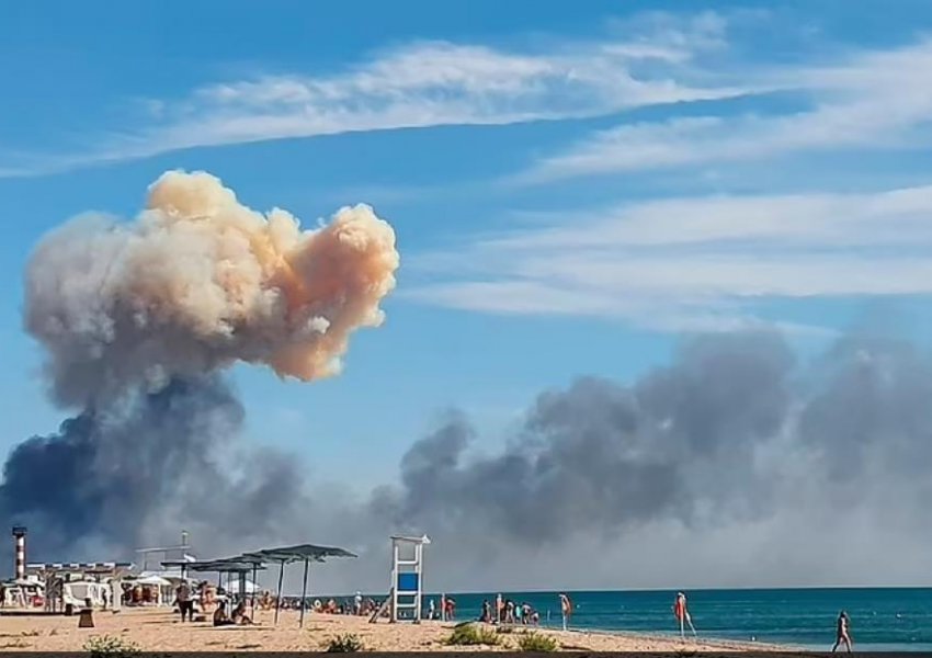 Rusia këmbëngul se shpërthimet në bazën ajrore të Krimesë u shkaktuan nga shpërthimi i municioneve dhe jo nga sulmi