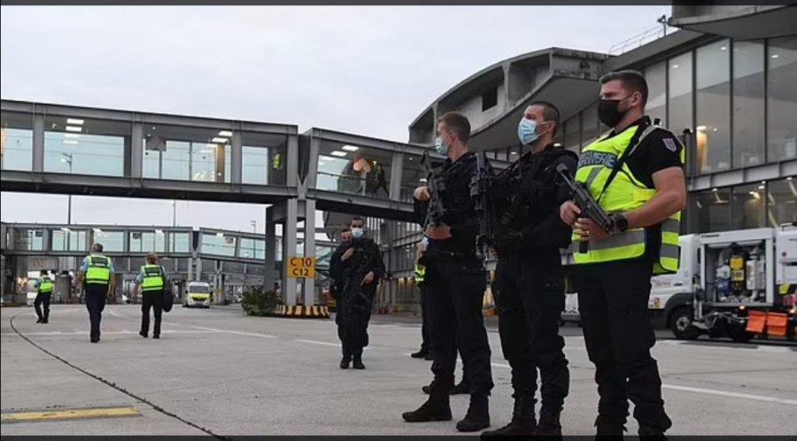 Policia franceze qëllon për vdekje një person të armatosur me thikë në aeroportin Charles de Gaulle 