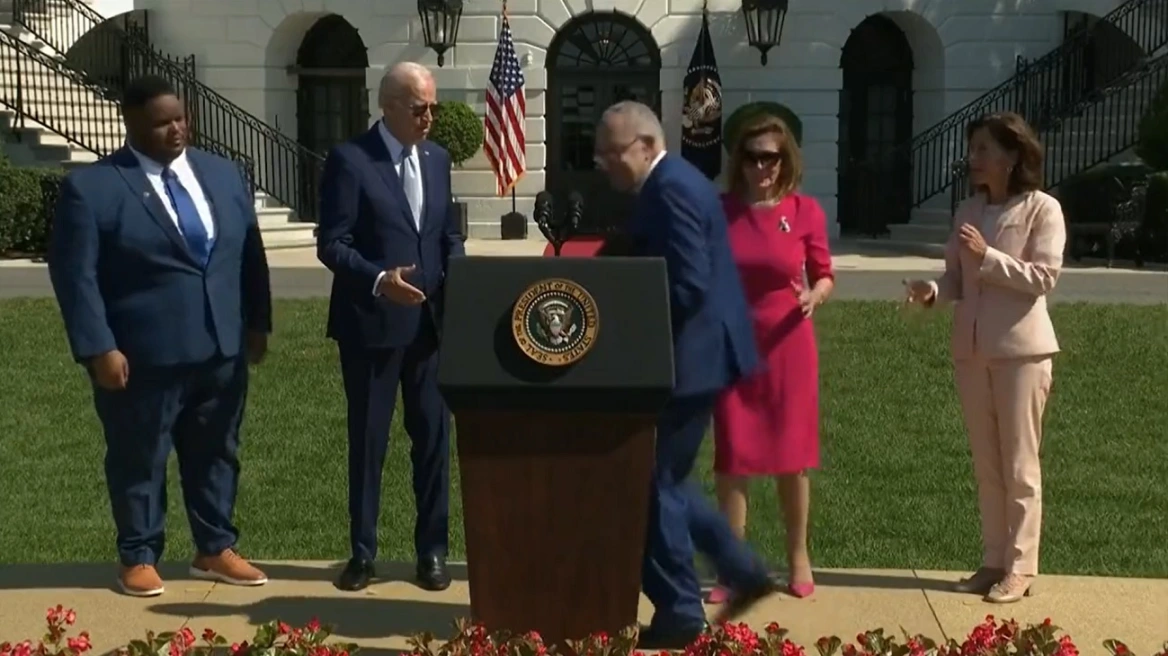VIDEO/ Joe Biden harron brenda 3 sekondave se i shtrëngoi dorën, ia zgjat sërish senatorit amerikan