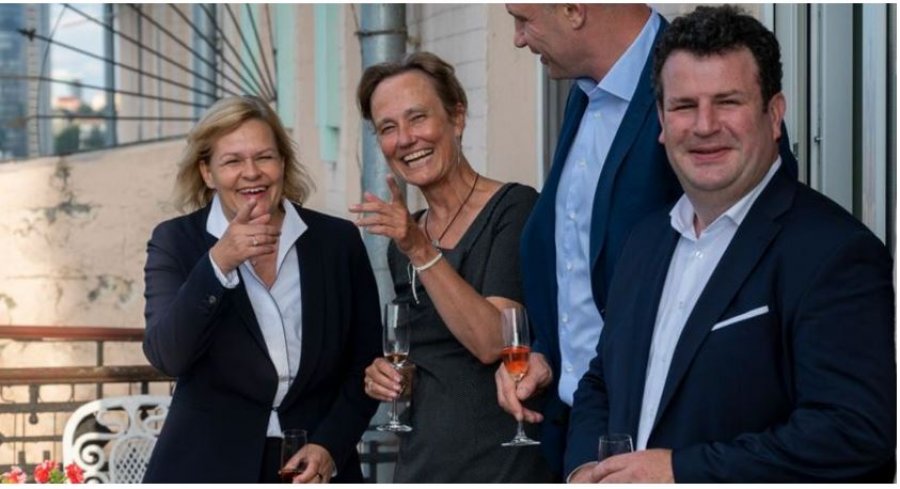 Ministrat gjermanë vizitojnë Kievin, fotot e tyre me shampanjë në dorë 'kryqëzohen' nga rrjeti