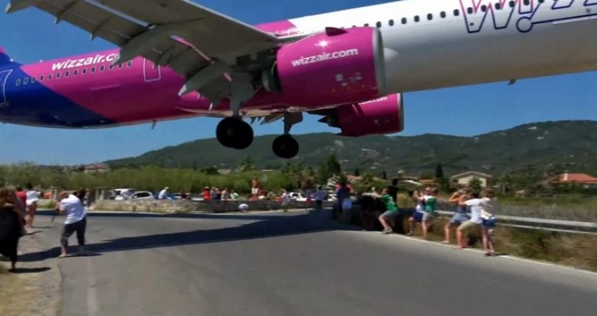 Turistët kapin momentin më 'emocionues' kur një aeroplan gati ua merr edhe 'flokët me veti' (Video)