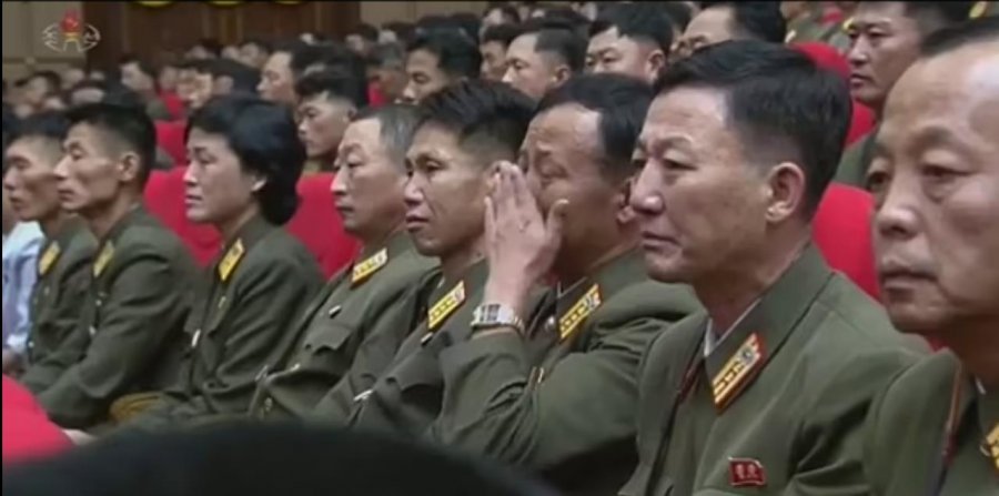 VIDEO/ Zyrtarët shpërthejnë në lot kur marrin vesh se Kim Jong kishte qenë sëmurë me ethe 