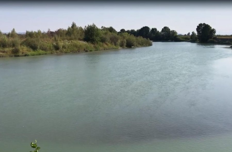 Shkoi të peshkojë, zhduket në lumin Seman trupi i 14-vjeçarit