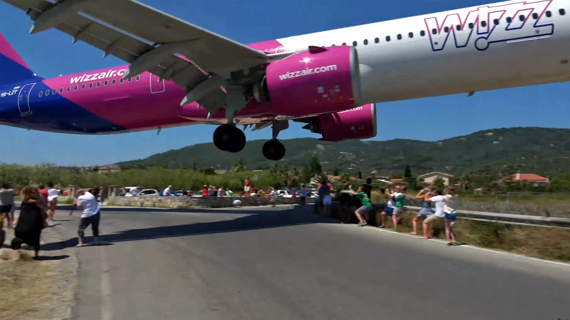 VIDEO/ Ulje e frikshme e avionit në Greqi, kalon sipër kokave të njerëzve