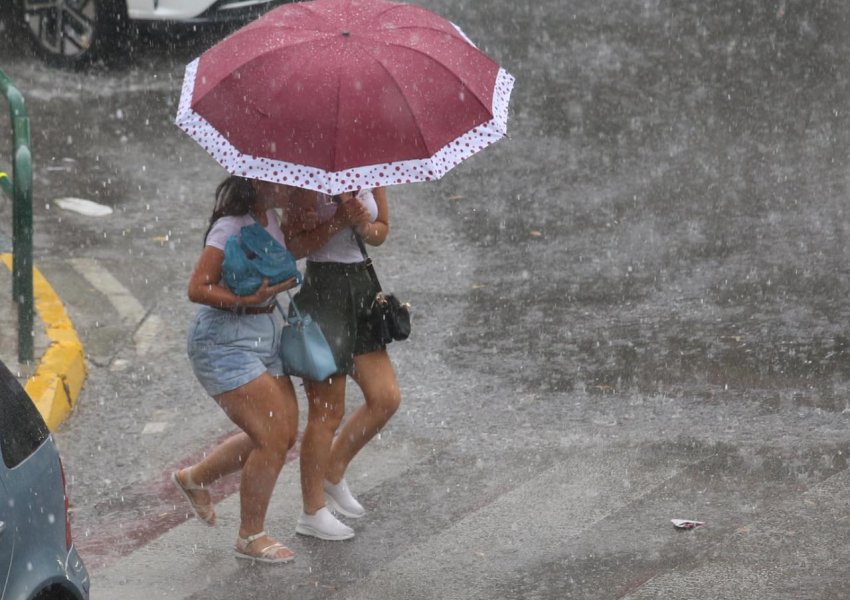VIDEO/ Një rrebesh shiu freskon Tiranën në mesditë, pas javëve përvëluese