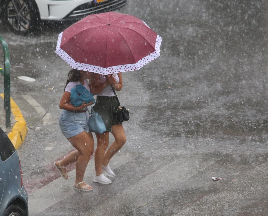 VIDEO-FOTO/ Pas javëve përvëluese, shiu përmbyt Tiranën brenda pak minutash