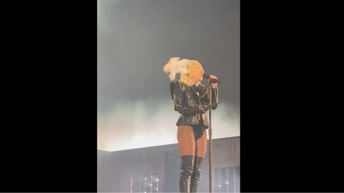 VIDEO/ Lady Gaga goditet me një kafshë prej pellushi gjatë koncertit, ja si reagoi këngëtarja