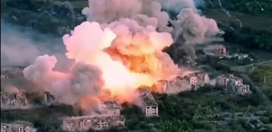 Video/ Ushtria ruse sulmon me bombë vakumi blloqet e pallateve të civilëve në Donbas