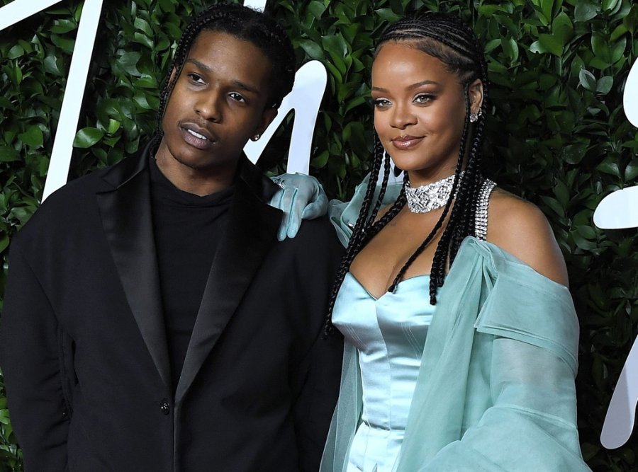 Pas akuzave nga miku i tij se e ka qëlluar me armë, A$AP Rocky fotografohet për herë të parë në publik me Rihanna-n