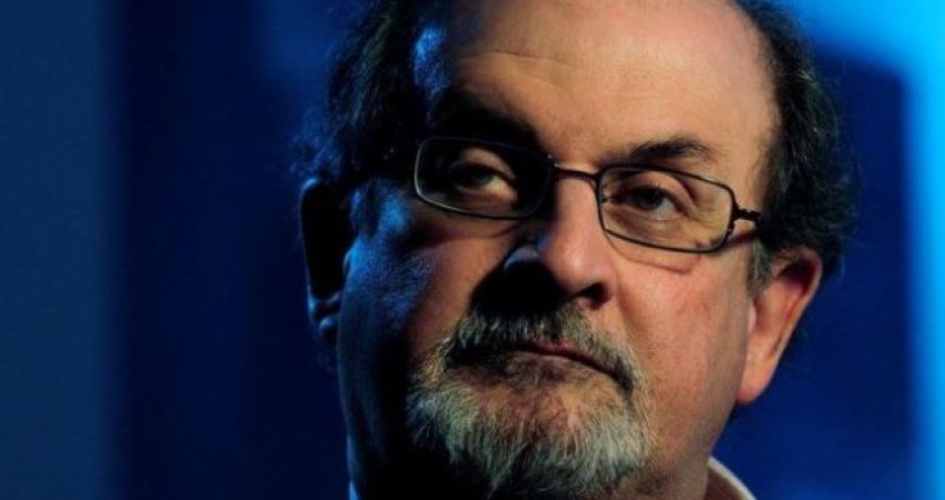 Salman Rushdie largohet nga ventilatori dhe është në gjendje të flasë