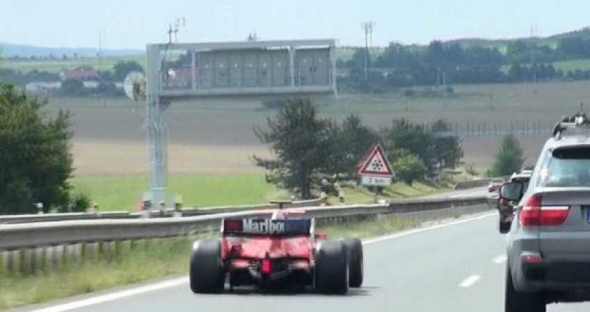 'Çmenduri në Çeki', Ferrari i 'Formula1' shfaqet në autostradë dhe dhuron spektakël (Video)