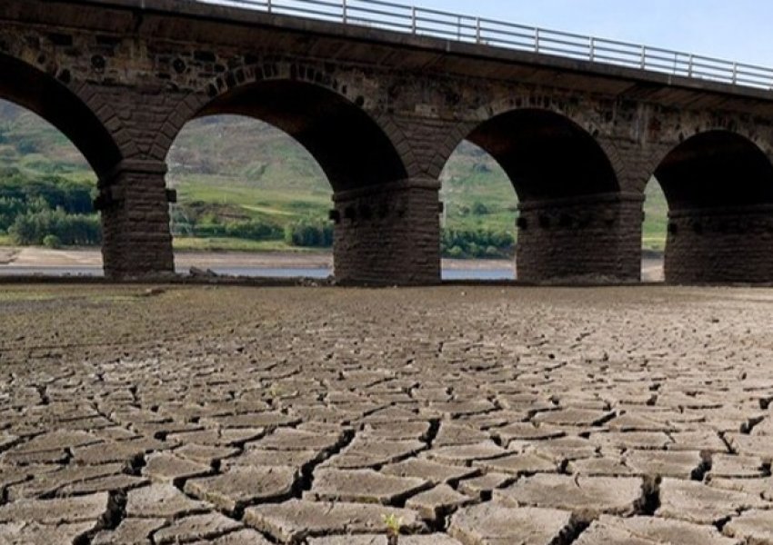 Britania shpall zyrtarisht 'thatësirën', qytetarëve u kërkohet të kursejnë ujin