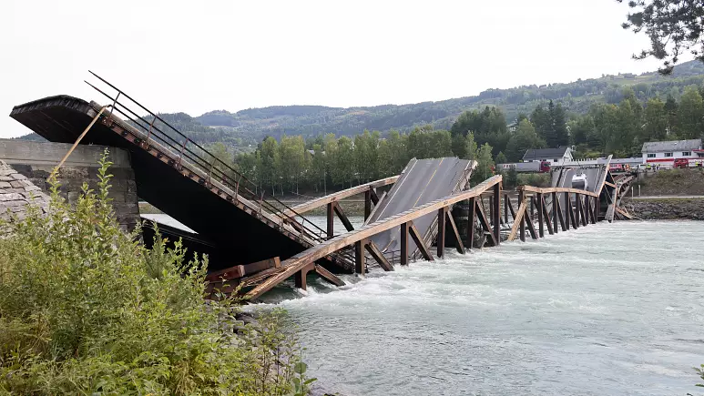 Shembet ura prej druri në Norvegji, një makinë bie në lumë, kamioni mbetet varur