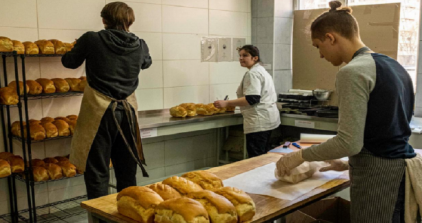 Një furrë buke në Ukrainë ushqen falas qytetarët në nevojë
