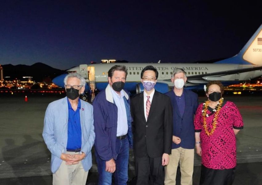 Pesë zyrtarë amerikanë vizitojnë Tajvanin, reagon Kina: Po shkelni sovranitetin