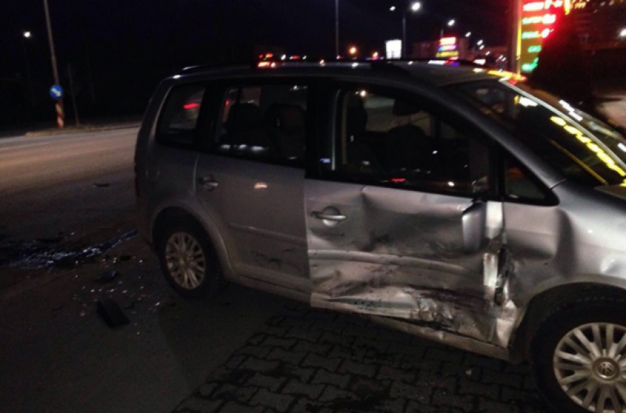Aksident në Tiranë, makina përfundon mbi trotuar, plagosen tre këmbësorë