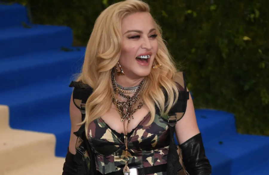 Madonna shpjegon se përse mban proteza në dhëmbë