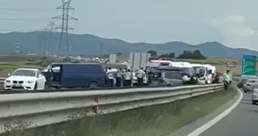 Aksident mes tri veturave në autostradën Veternik-Bresje, tre të lënduar