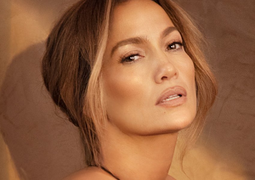 FOTO/ Jennifer Lopez pozon topless për të reklamuar produktin e saj më të ri për lëkurën